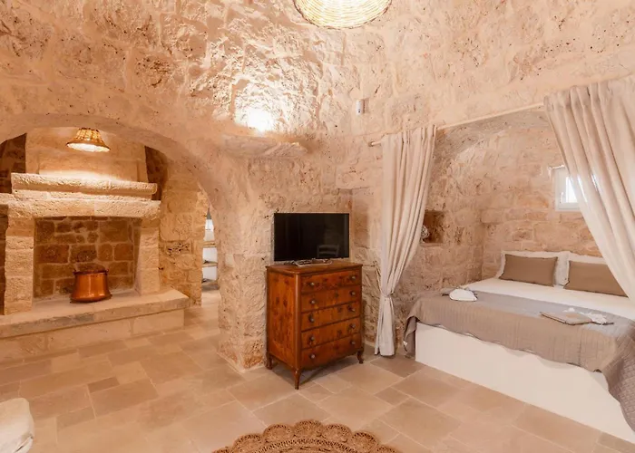 בית נופש Panoramic Trullo Tramonto With Pool סן מיקלה סלנטינו